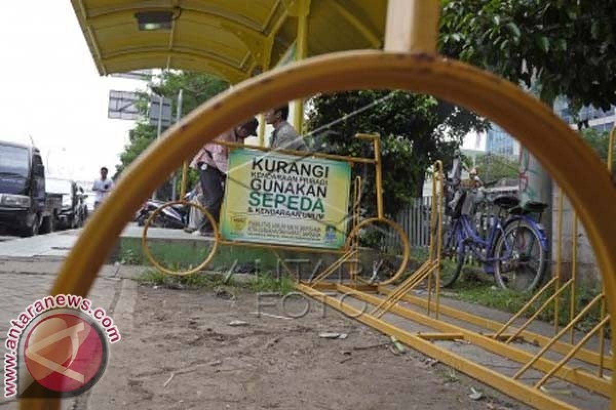  Pekerja Bersepeda di Bekasi Gagas Halte Parkir
