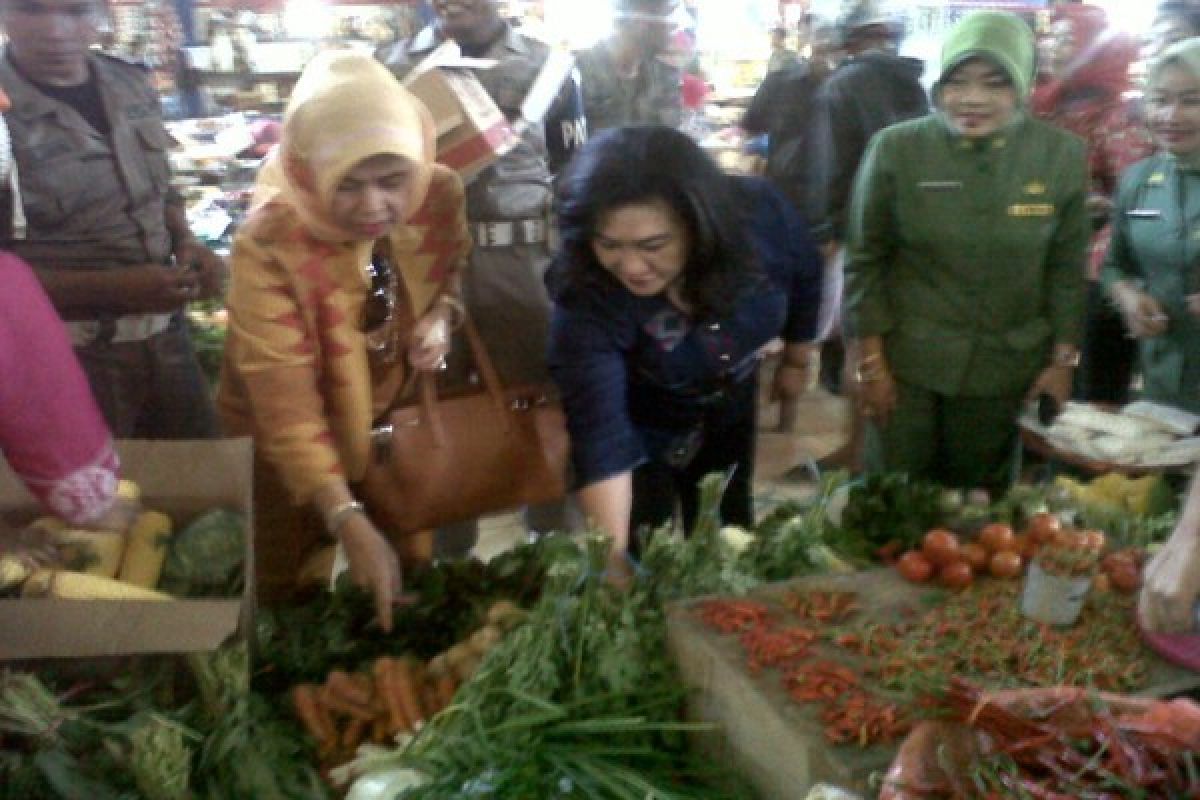 Isteri Mendagri Berbelanja Di Pasar PKL Kendari