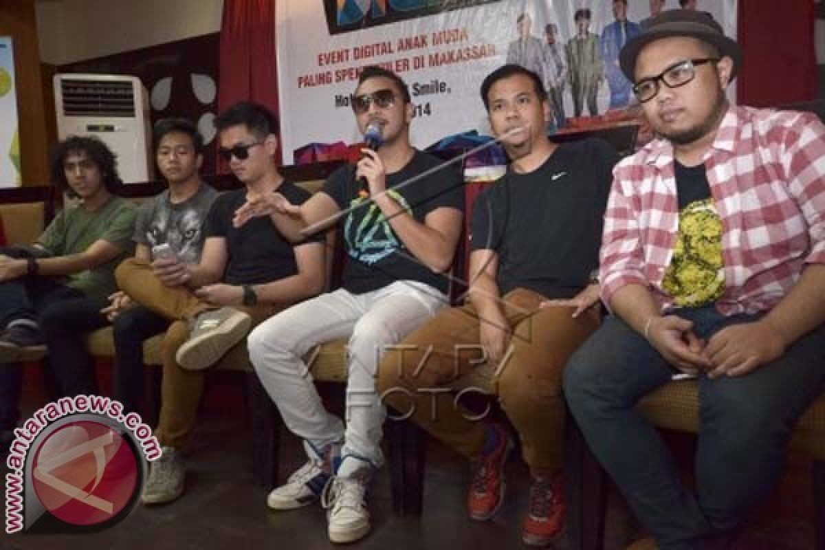 Nidji Memukau Pengunjung di Anjungan Losari Makassar 