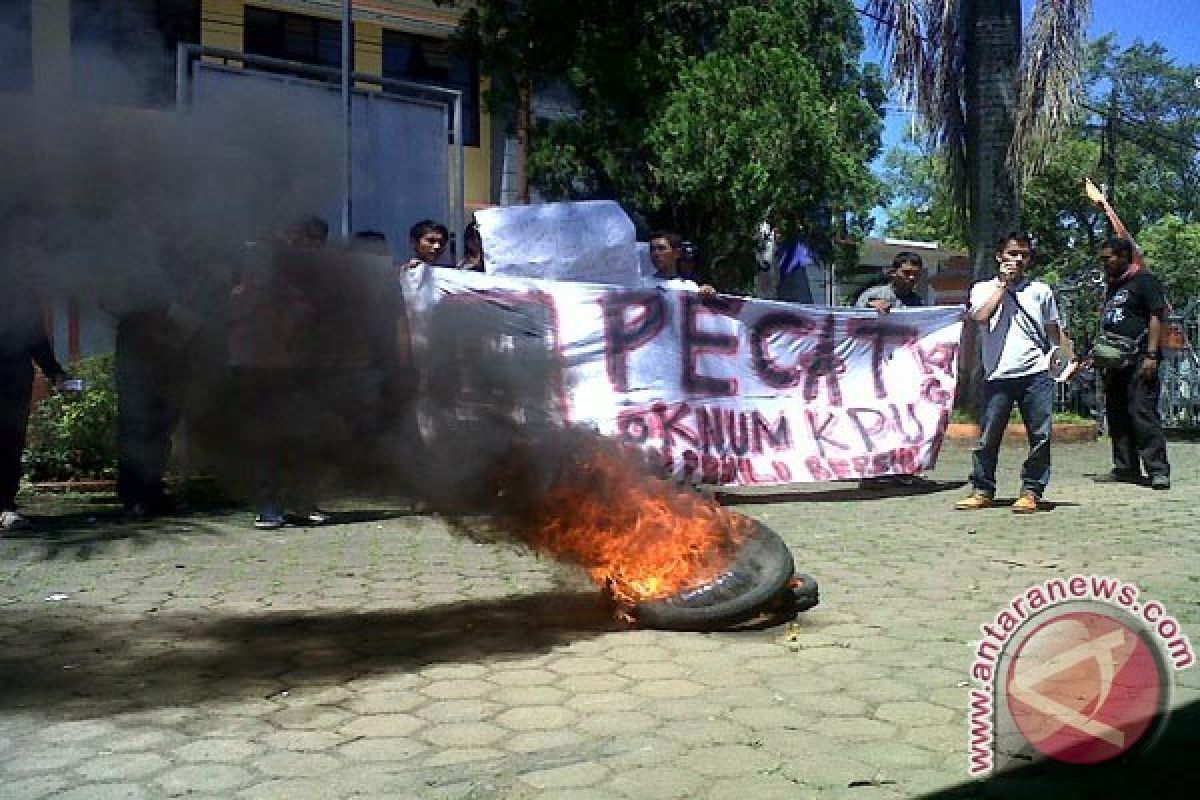 Pengunjuk rasa rusak fasilitas peraga KPU Sukabumi