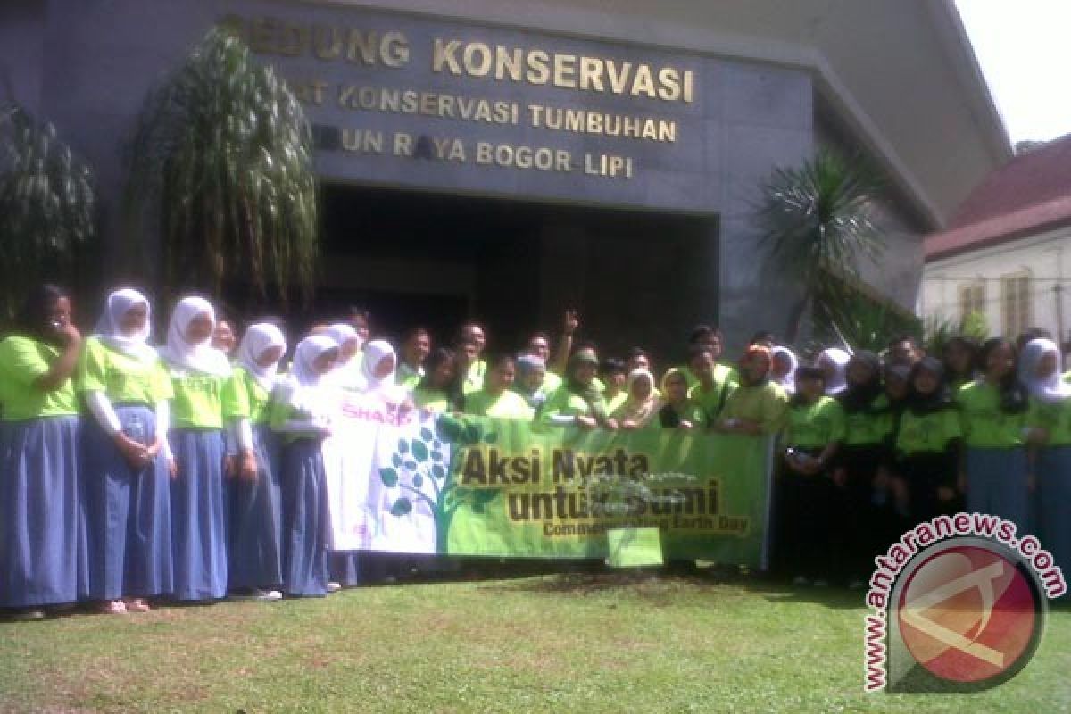 Siswa rayakan 100 tahun keberadaan pohon Kompassia