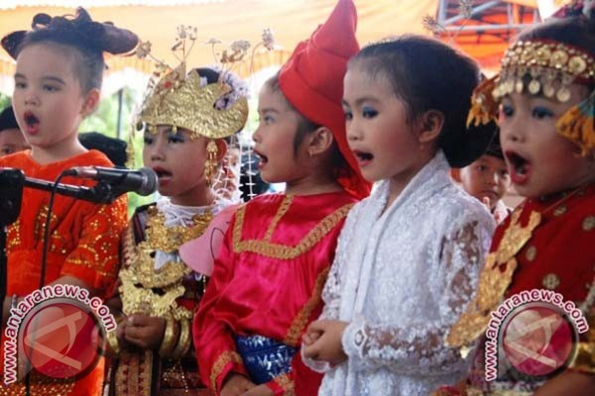 Salon di Hari Kartini Diserbu Siswa