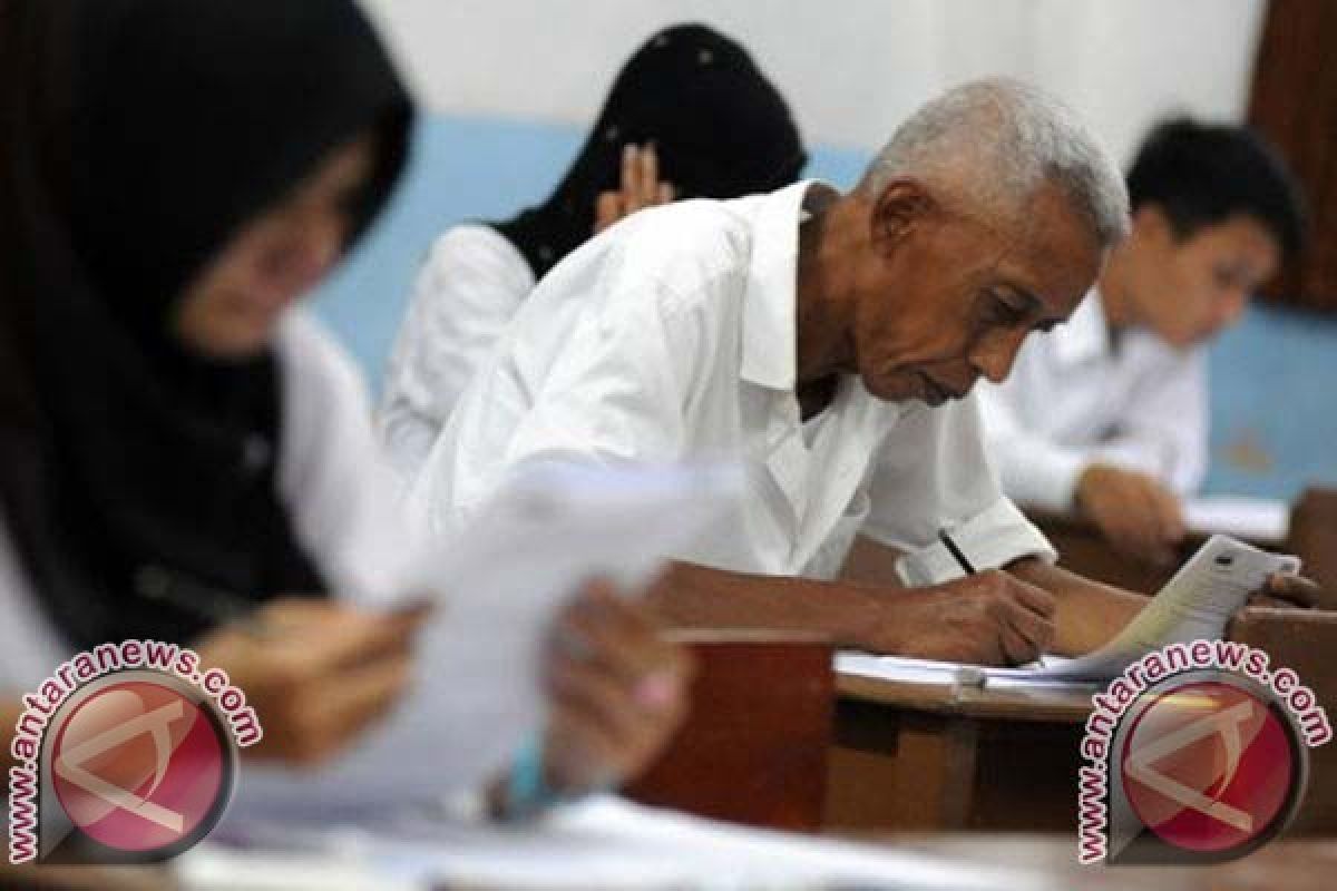 Sejumlah Lansia Ikut Ujian Nasional di Depok