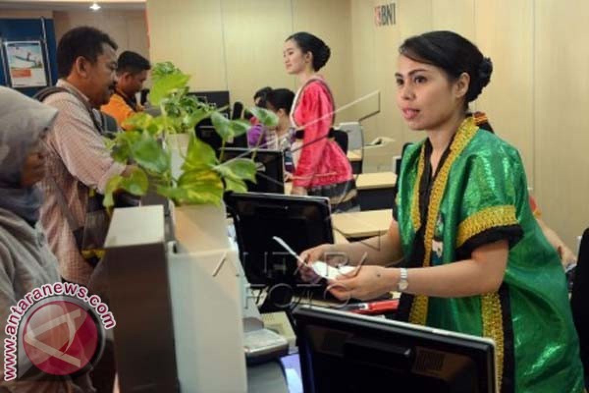 Pegawai Bank Berpakaian Adat Peringati Hari Kartini