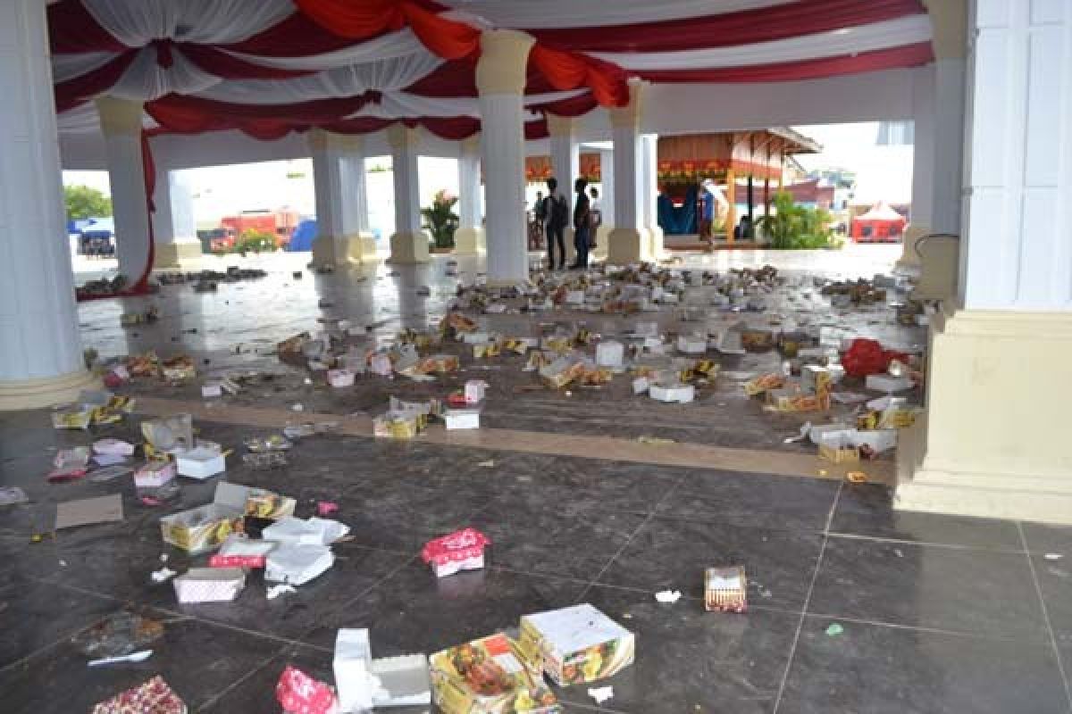 Sampah Berserakan di Gedung Utama Eks MTQ Kendari