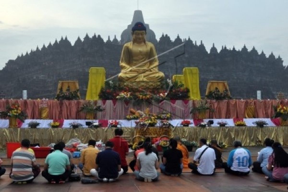 Umat Buddha Ikuti Detik-Detik Waisak di Borobudur