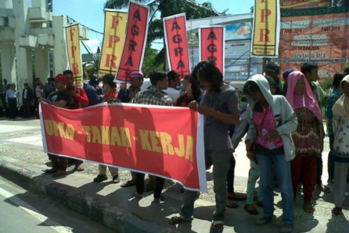 Ratusan Buruh Kalbar Tuntut Peningkatan Kesejahteraan