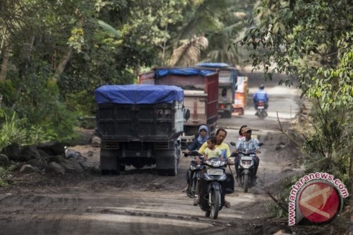 Warga swadaya perbaiki jalur evakuasi Merapi