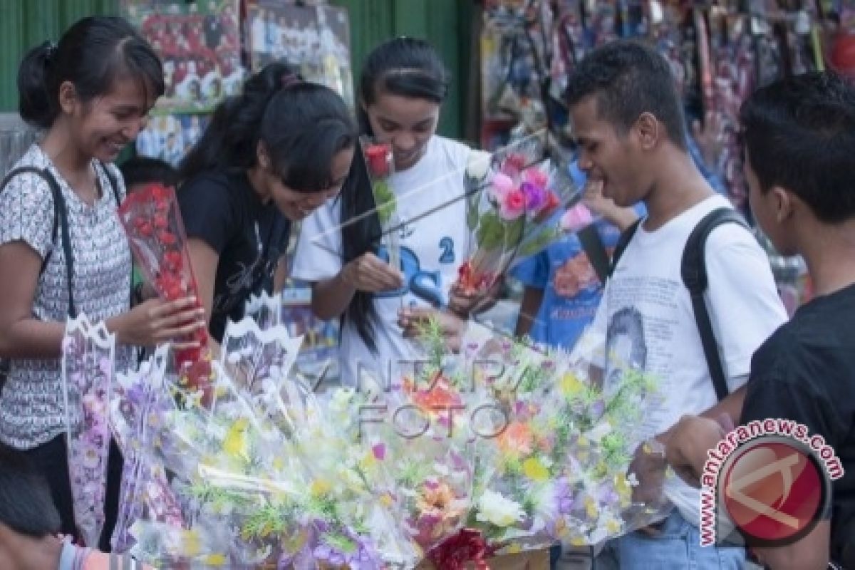 Siswa Ambon Bagikan Bunga ke Guru