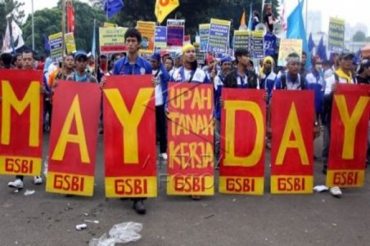 May Day Jakarta Nyampah 8 Ton