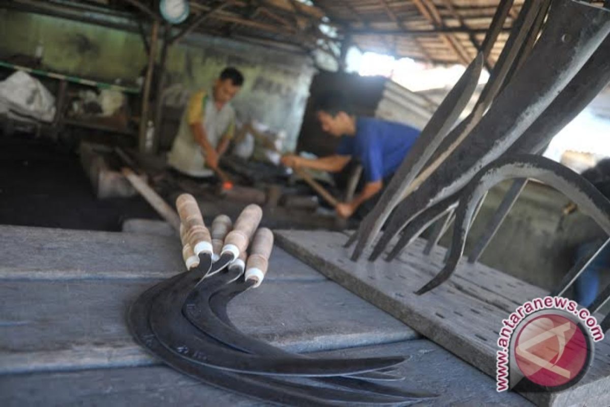 Pengrajin golok Sumsel masih gunakan cara tradisional