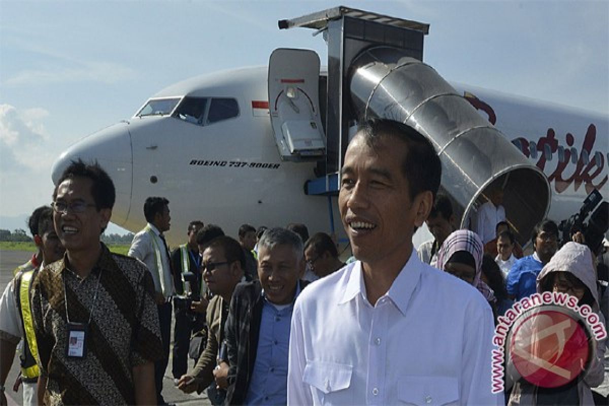 Jokowi disambut KH Munif Zuhri di Pesantren Girikesumo