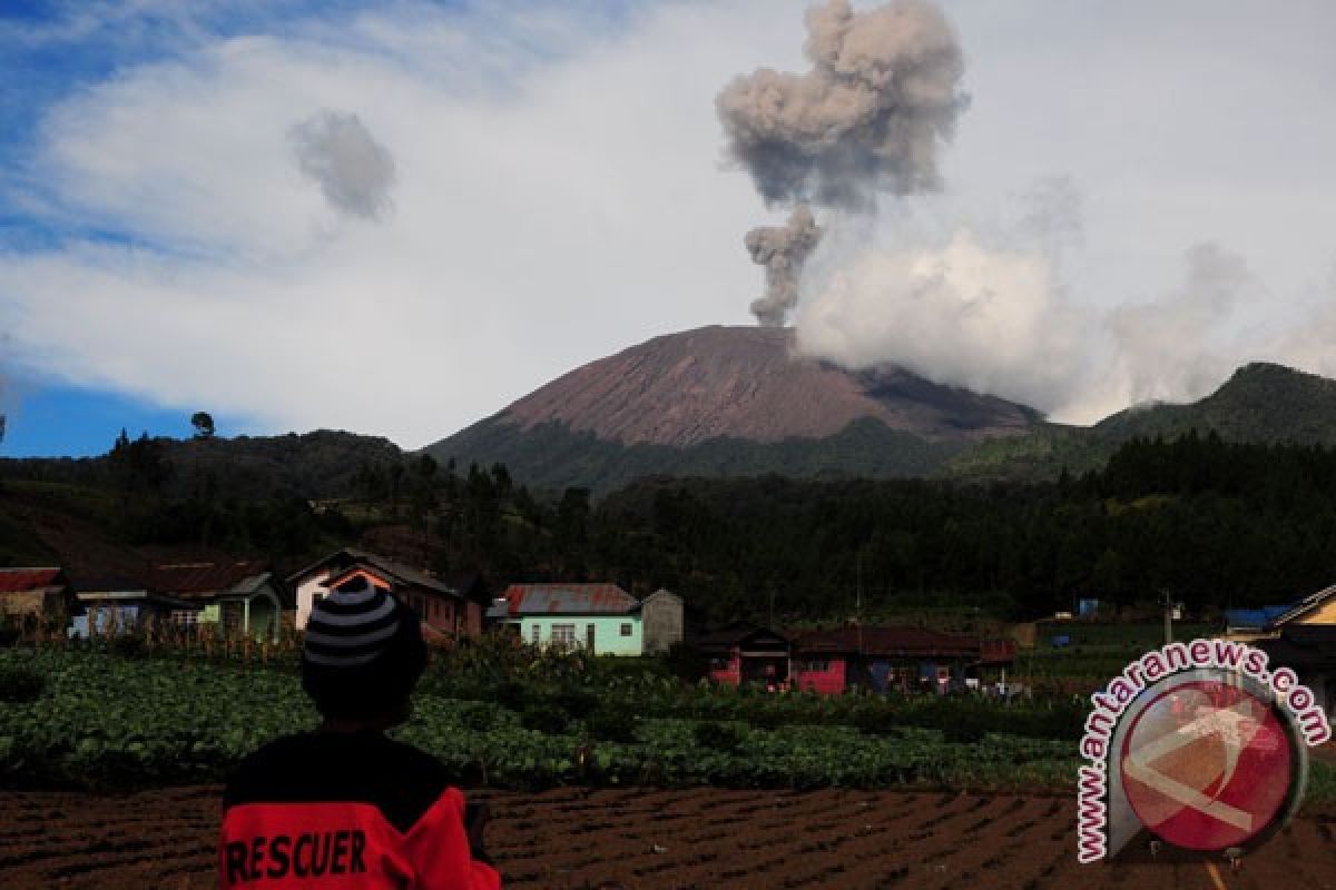 Gunung Slamet masih keluarkan abu