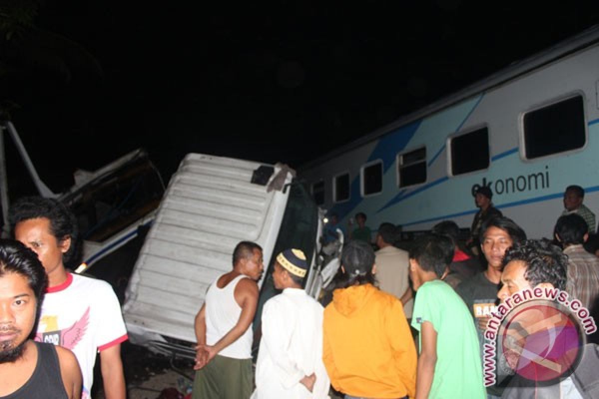 Jalur kereta api Cirebon sudah bisa dilalui