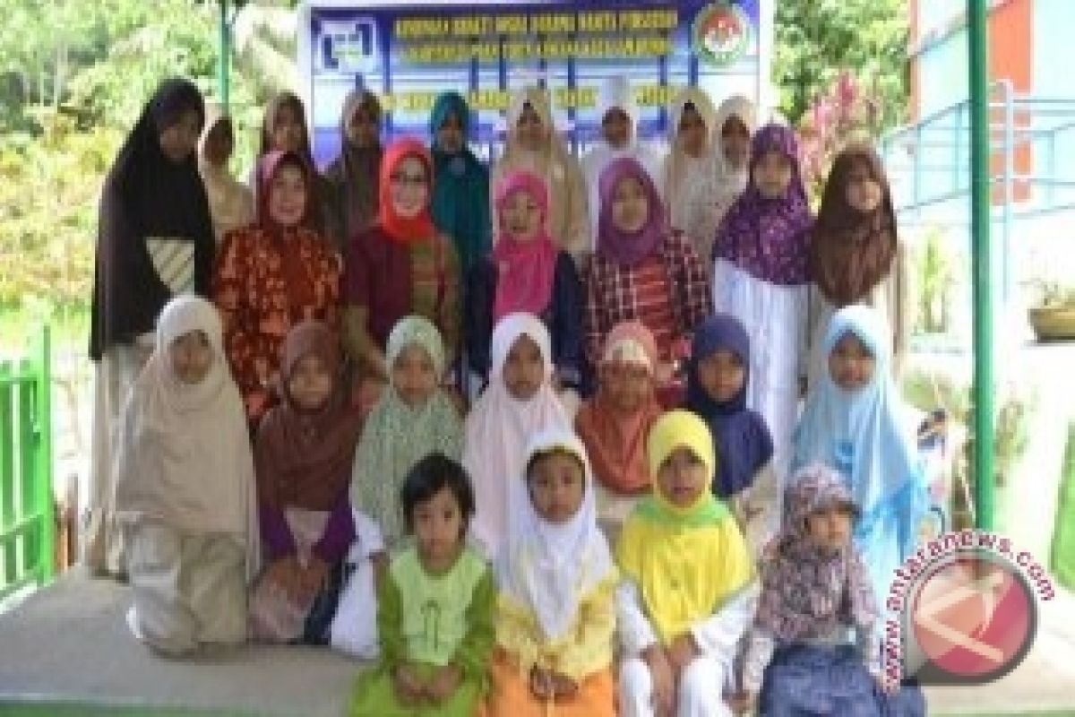 Dharma Wanita  PDAM Tirta Kencana Kunjungi  Pesantren  Rahmatullah 