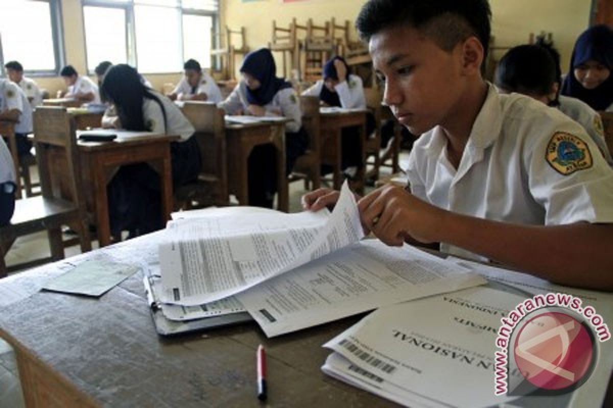 Belasan siswa di Cirebon bolos UN