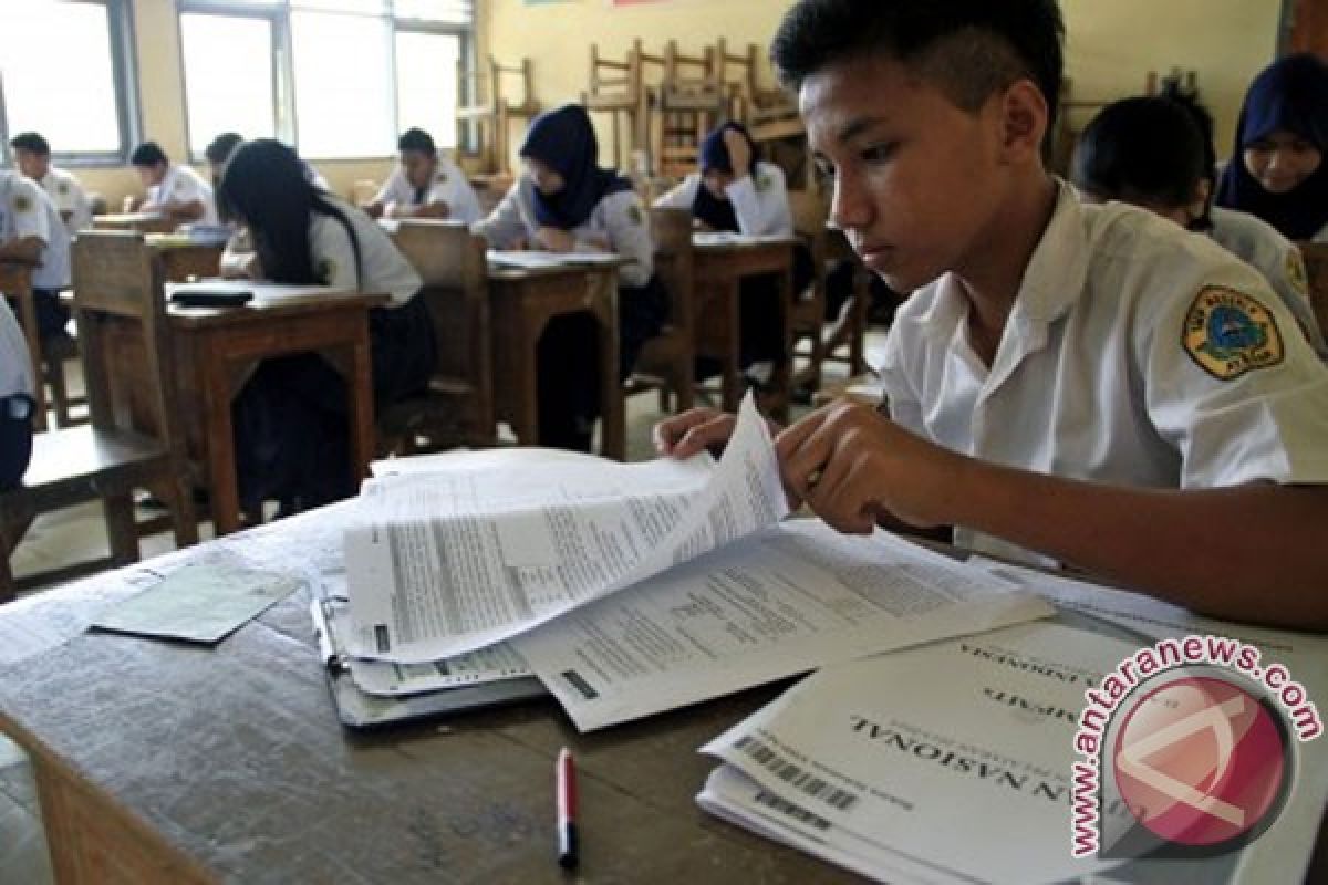 Puluhan siswa Mts ujian di kebun karet