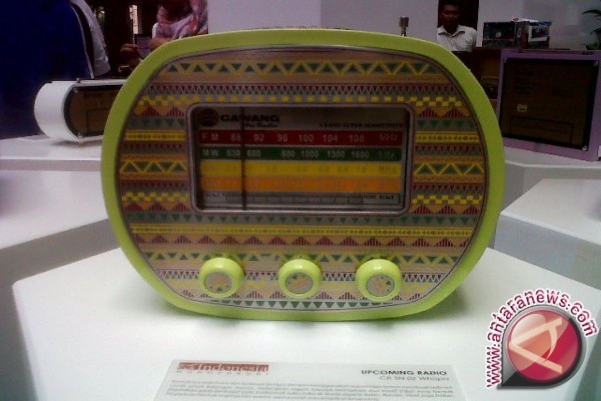  IKM Bandung Produksi Radio Transistor Etnik "Panasonic"