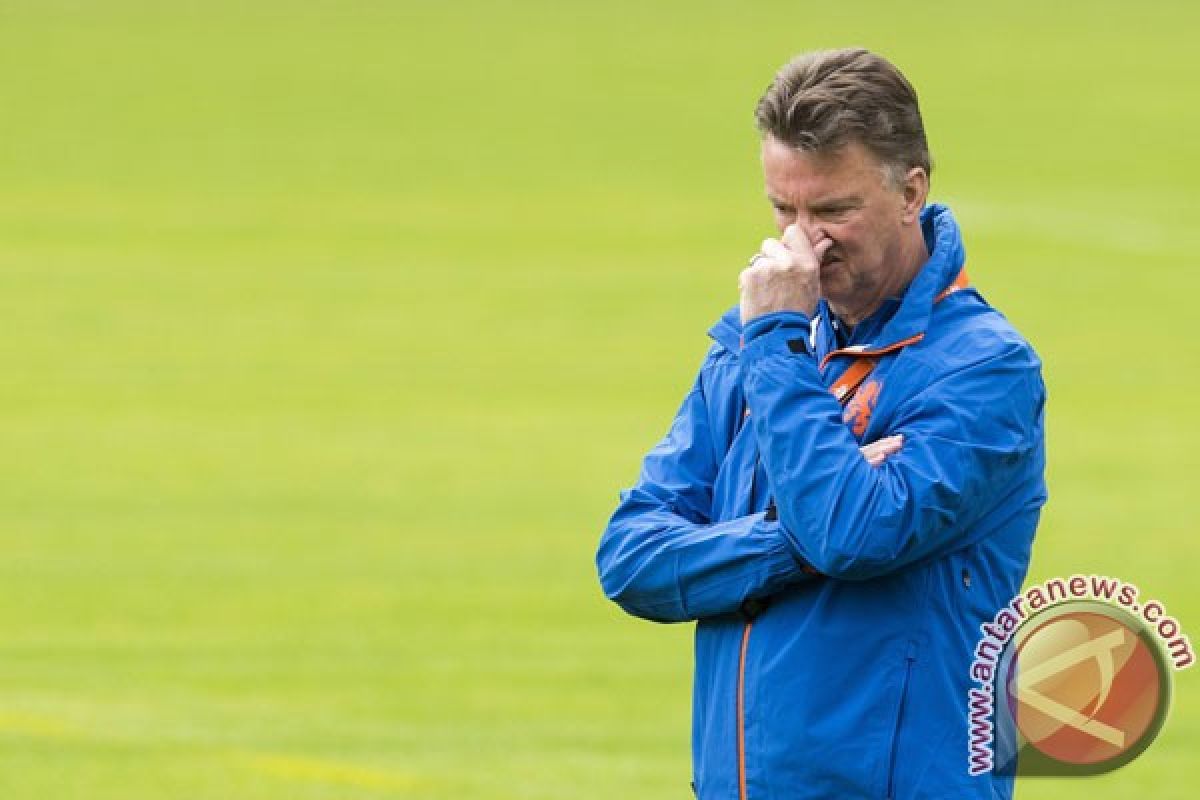 Van Gaal dekati para pemain