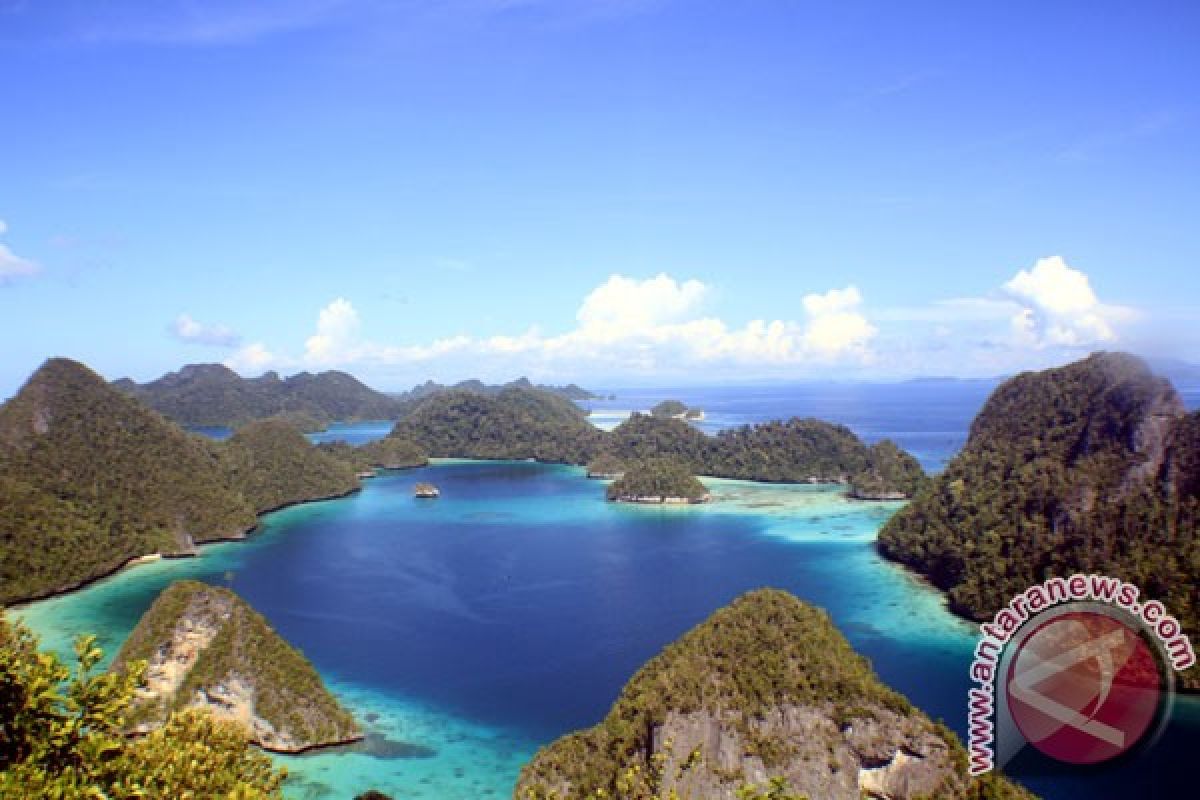 Menpora resmikan monumen  khatulistiwa Raja Ampat