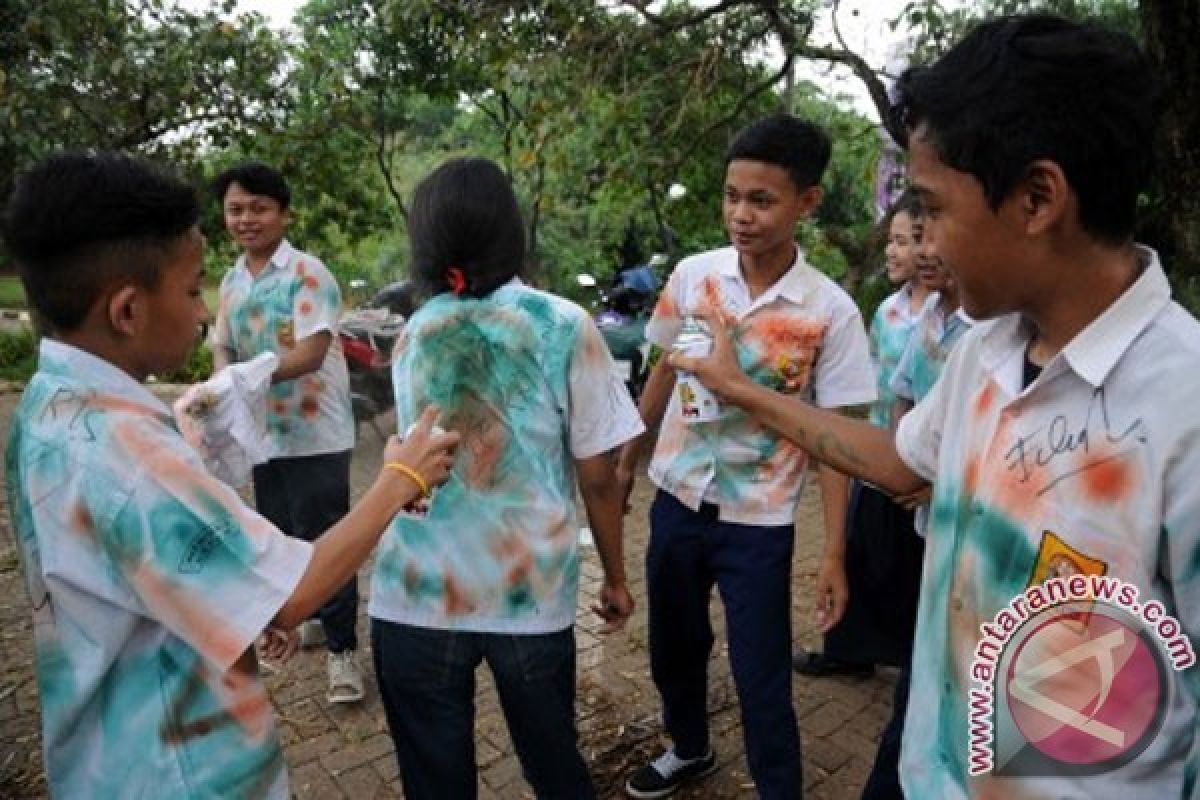 UN dihapus pelajar Bandung sujud syukur