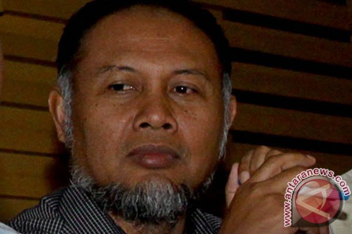Mercedes-benz is not appropriate as operational vehicle:  Bambang Widjojanto