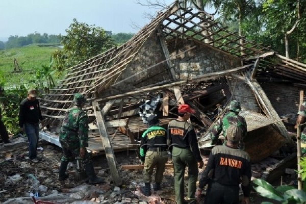 Satu Rumah Tertimpa Pohon Akibat Puting Beliung