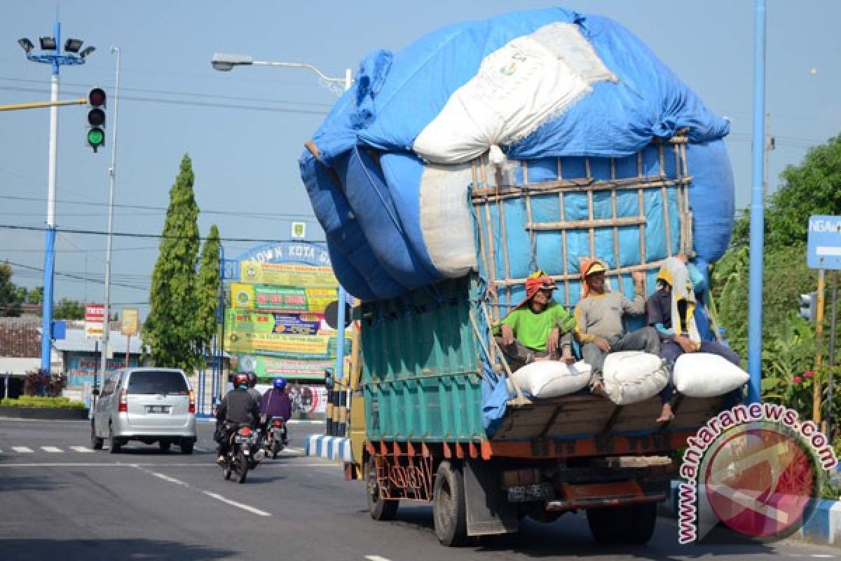 Saran pengamat untuk tindak truk kelebihan muatan