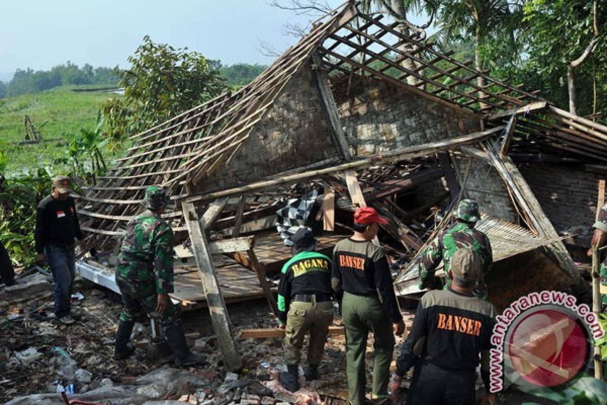 Seorang balita tertimpa bangunan saat puting beliung