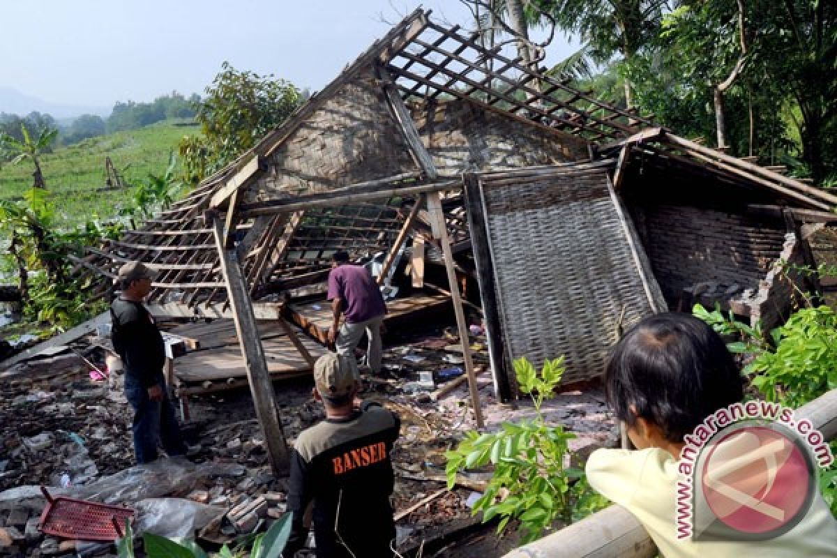 Kabupaten Magelang dilanda angin kencang, berdampak rumah rusak dan pohon tumbang