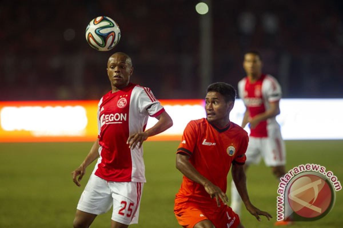 Ajax berlaga tanpa menginap di Bandung
