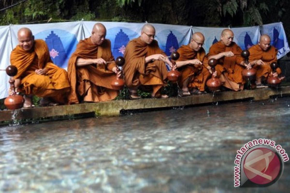 Puluhan biksu ambil air berkah di Umbul Jumprit jelang Waisak