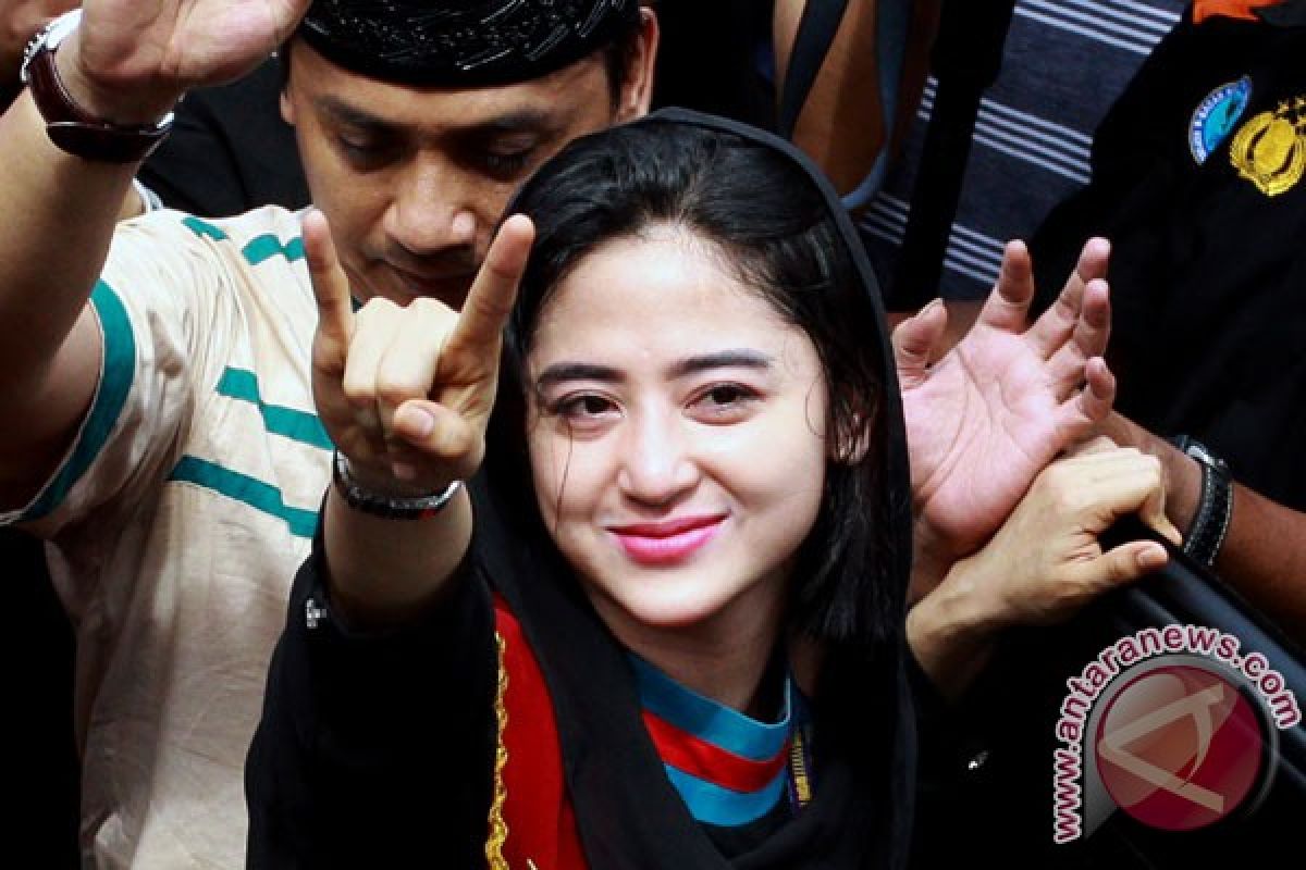 Petugas Transjakarta yang laporkan suami Dewi Perssik diperiksa