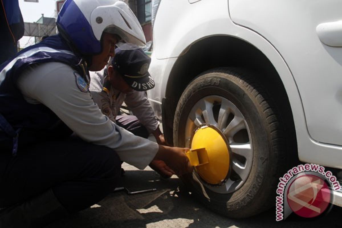 Taksi salahi aturan digembok di Solo