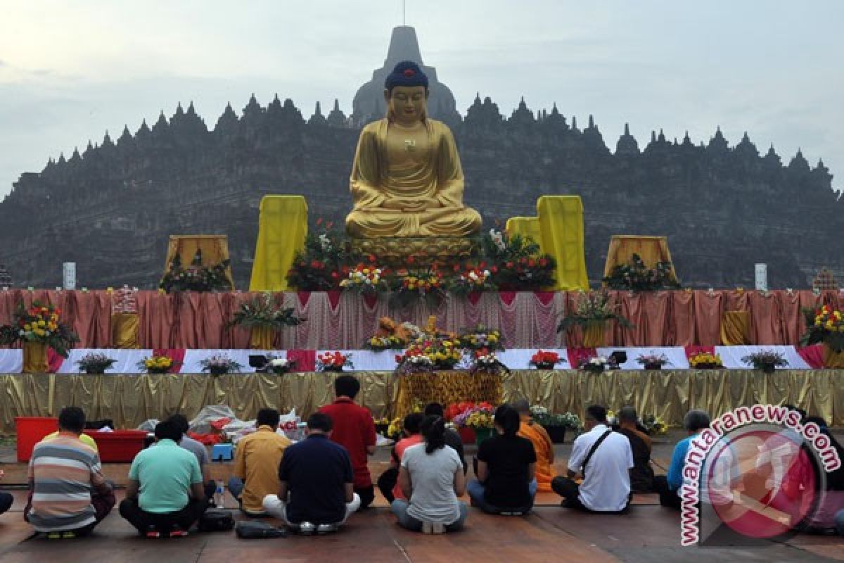 Umat Buddha ikuti detik Waisak di Borobudur
