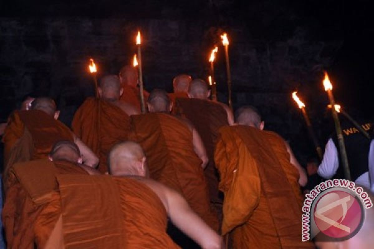 Sejumlah biksu mancanegara "pindapata" di Magelang