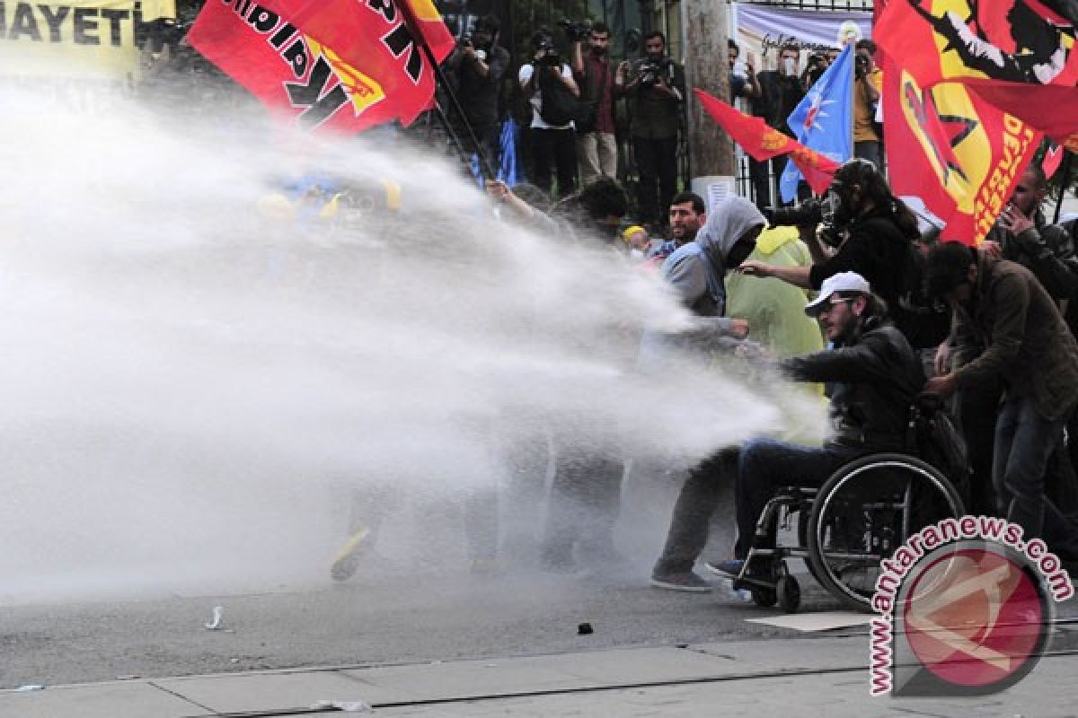 Bentrok polisi dengan pengunjuk rasa bencana tambang di Istanbul