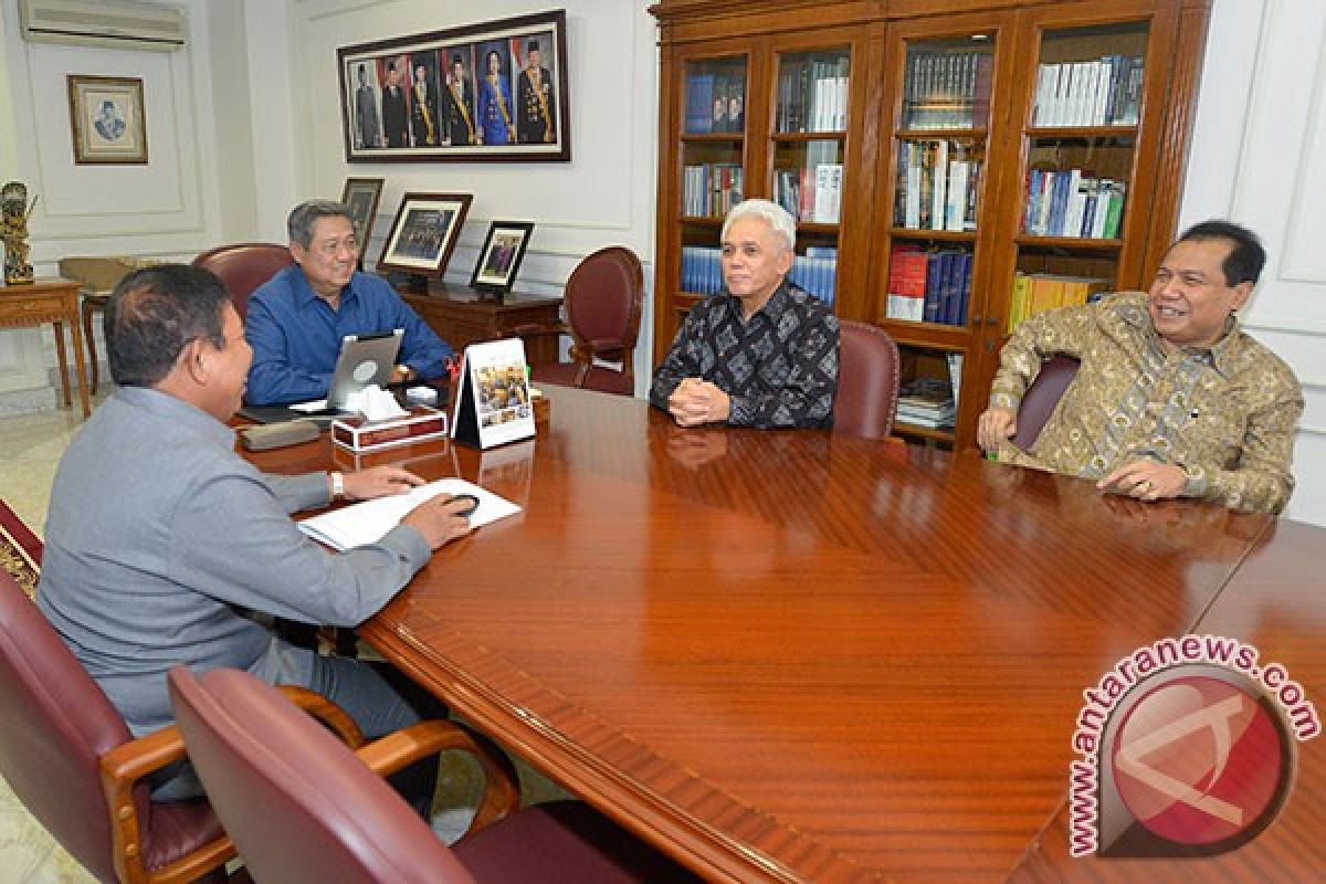 Hatta Rajasa dan Chairul Tanjung menghadap Presiden