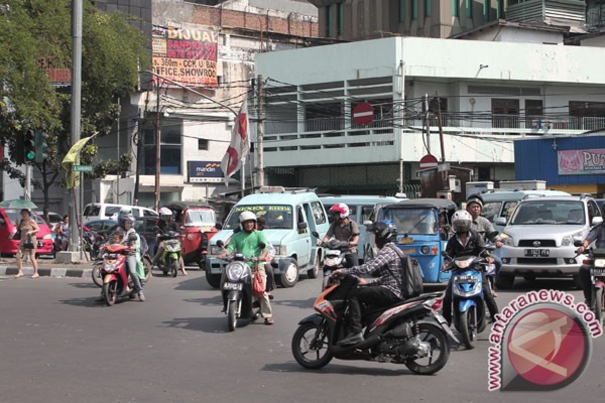 Para pengendara agresif di jalan raya Jakarta