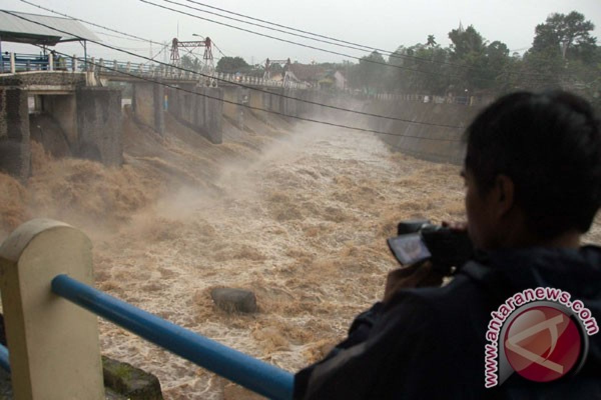 Sebagian besar Jakarta diguyur hujan besar