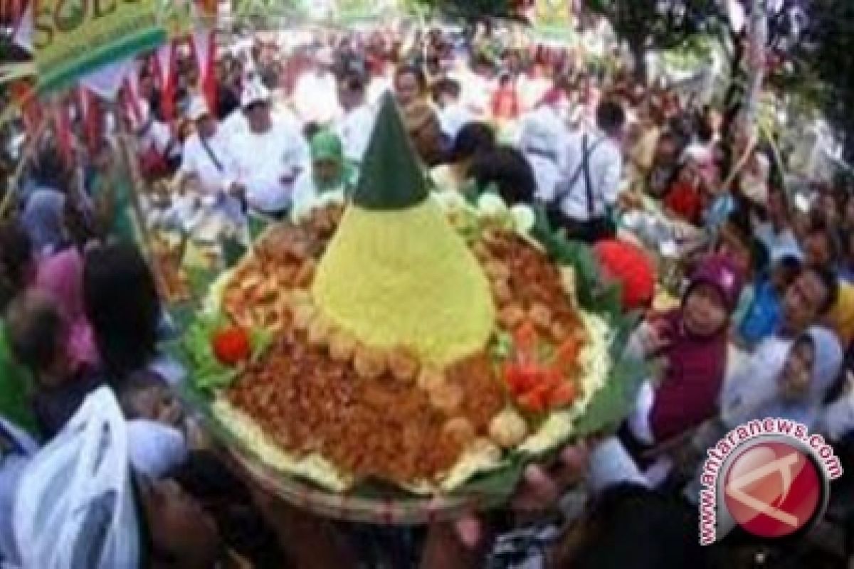 Gunung Kidul gelar upacara "kembul bareng tumpeng" 