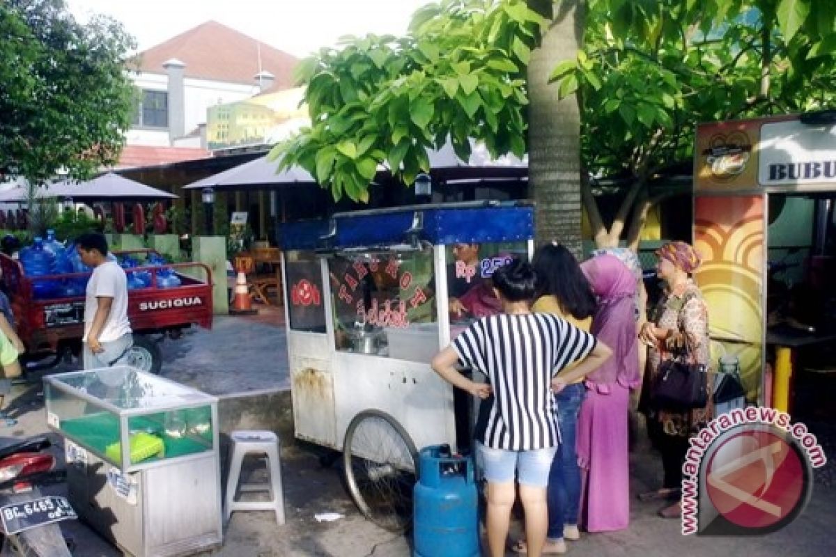 Sidang Ahok untungkan pedagang kecil