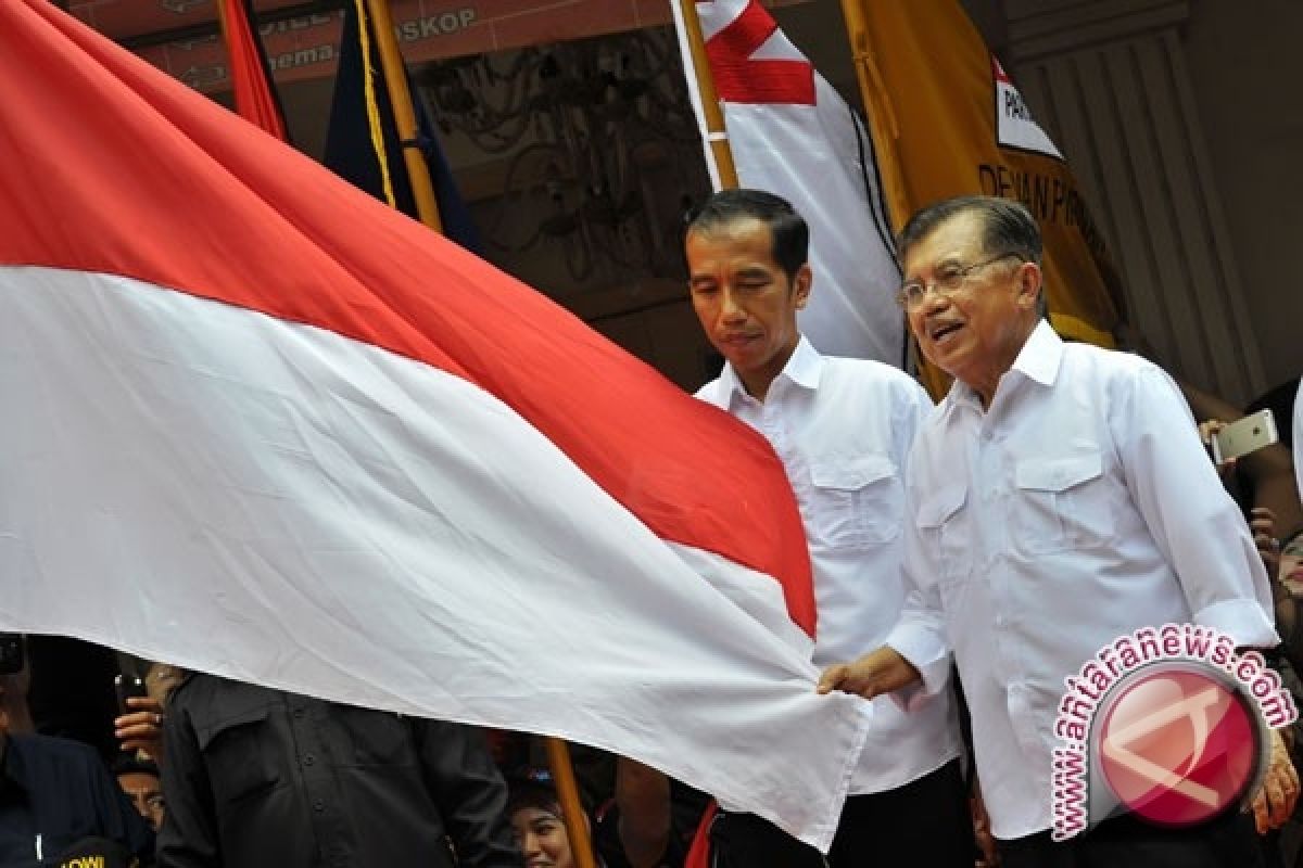 Jokowi-JK Cium Bendera Usai Deklarasi