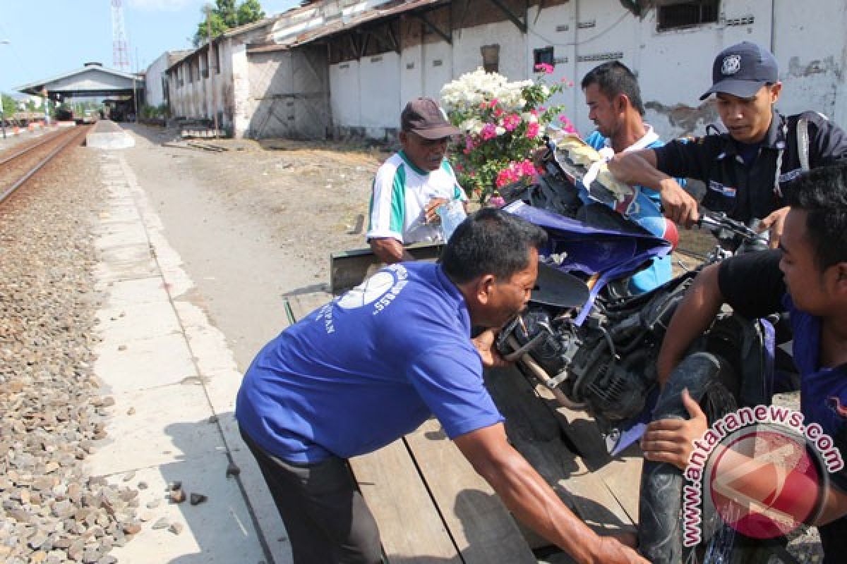 Pengendara motor tewas tertabrak kereta di Padang