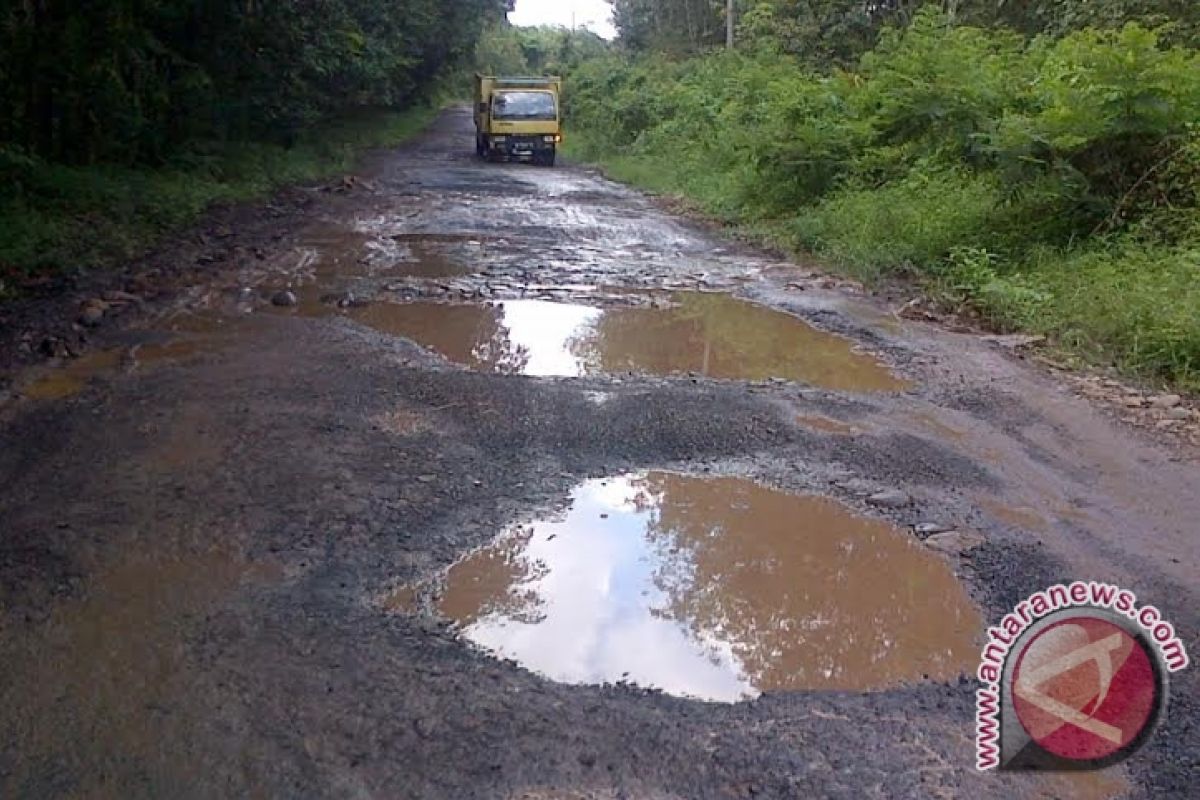 Jalan lintas Sumatera Baturaja rusak parah