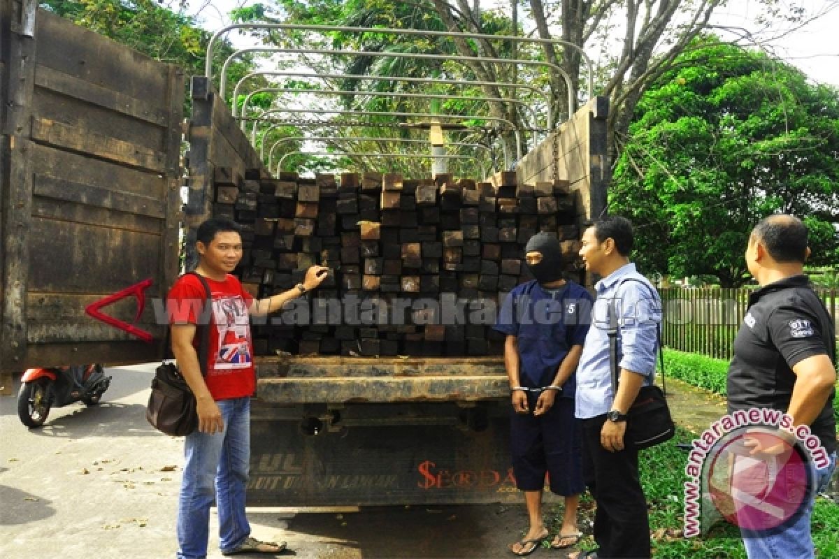 TNI Amankan Truk Angkut Kayu Tanpa Dokumen 