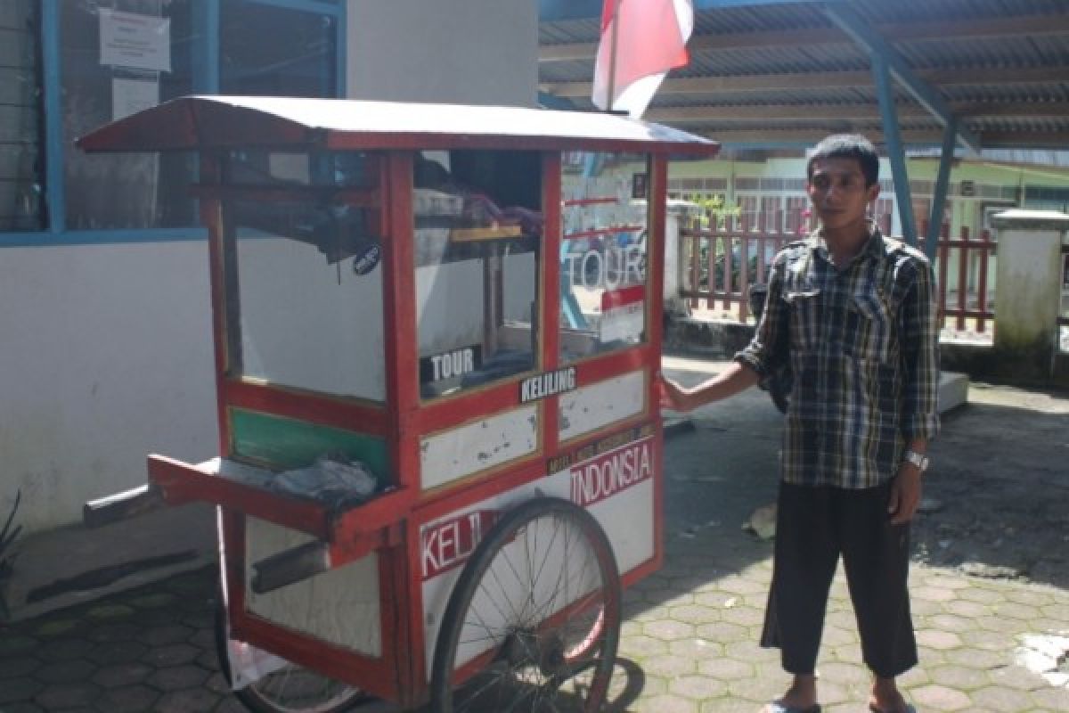 Pedagang Sate Asal Agam Ingin Mengelilingi Indonesia