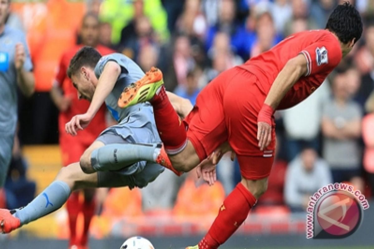 Dummett Dapat Ancaman Pembunuhan Akibat Cederai Suarez