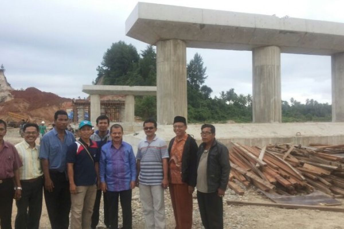 Bupati Padangpariaman Tinjau Pembangunan Jembatan di Sikabu