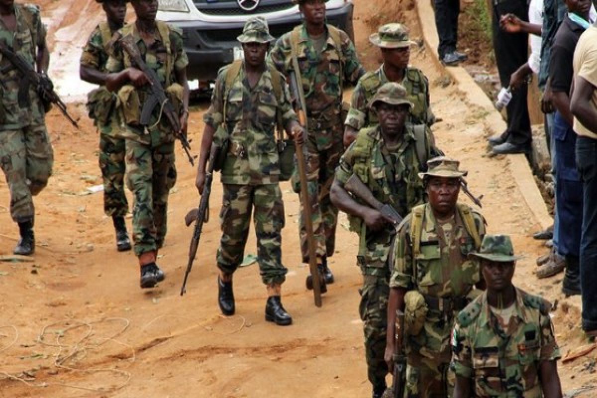 Gunmen kill 4 soldiers southeast of Nigeria`s Jos